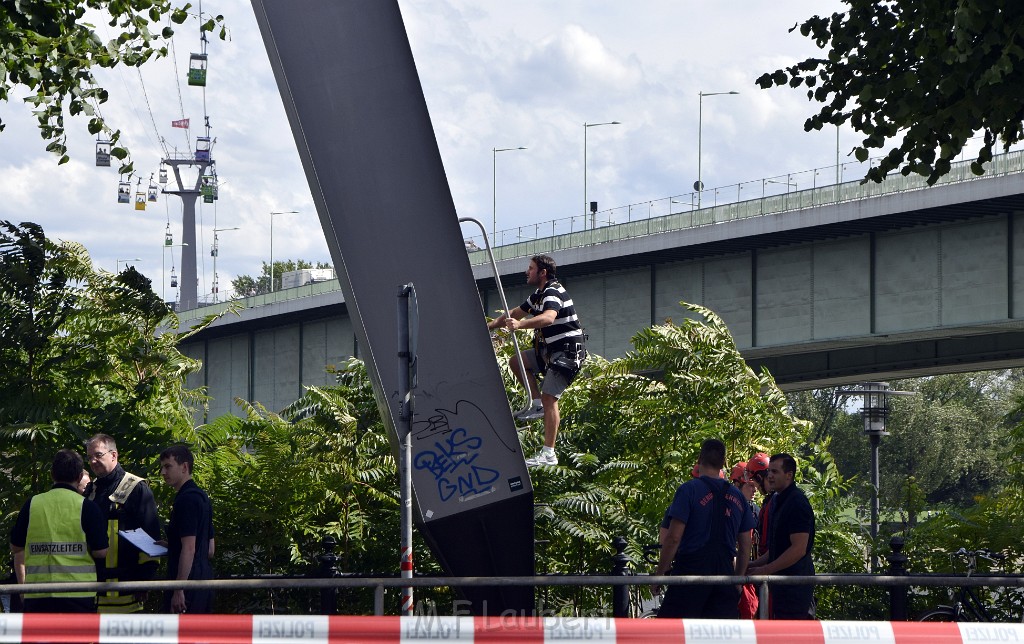 Koelner Seilbahn Gondel blieb haengen Koeln Linksrheinisch P031.JPG - Miklos Laubert